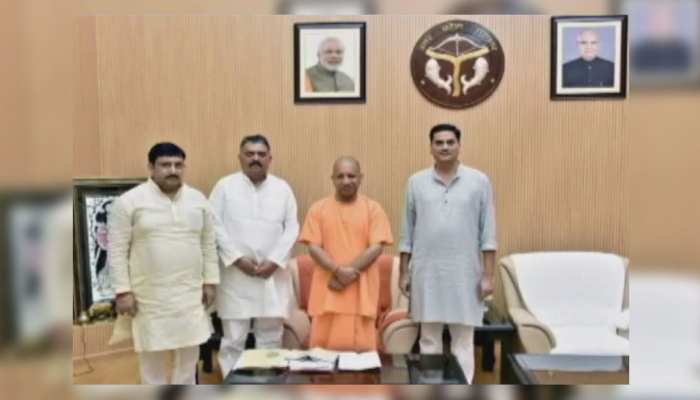 वायरल तस्वीर ने UP की राजनीति में मचाई हलचल, CM योगी के साथ दिखे SP के तीन MLC वायरल तस्वीर ने UP की राजनीति में मचाई हलचल, CM योगी के साथ दिखे SP के तीन MLC