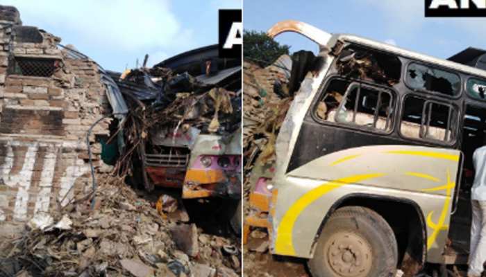 MP: मुरैना में हुआ सड़क हादसा, घर की दीवार से टकराई बस, 7 लोग गंभीर रूप से घायल MP: मुरैना में हुआ सड़क हादसा, घर की दीवार से टकराई बस, 7 लोग गंभीर रूप से घायल