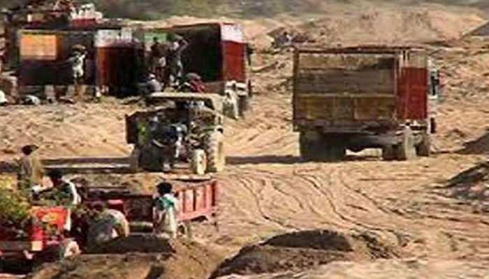 अवैध उत्खनन में गोताखोरों की मदद ले रहे हैं माफिया, नदी में सैकड़ों फीट की गहराई से निकाली जा रही है रेत अवैध उत्खनन में गोताखोरों की मदद ले रहे हैं माफिया, नदी में सैकड़ों फीट की गहराई से निकाली जा रही है रेत