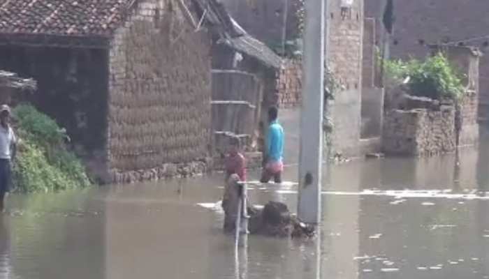 बिहार: मुंगेर में गंगा उफान पर, खतरे के निशान के करीब पहुंचा जलस्तर बिहार: मुंगेर में गंगा उफान पर, खतरे के निशान के करीब पहुंचा जलस्तर