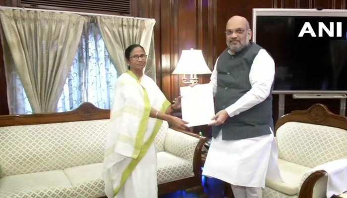 ममता बनर्जी ने की गृह मंत्री अमित शाह से मुलाकात, NRC को लेकर सौंपा पत्र ममता बनर्जी ने की गृह मंत्री अमित शाह से मुलाकात, NRC को लेकर सौंपा पत्र