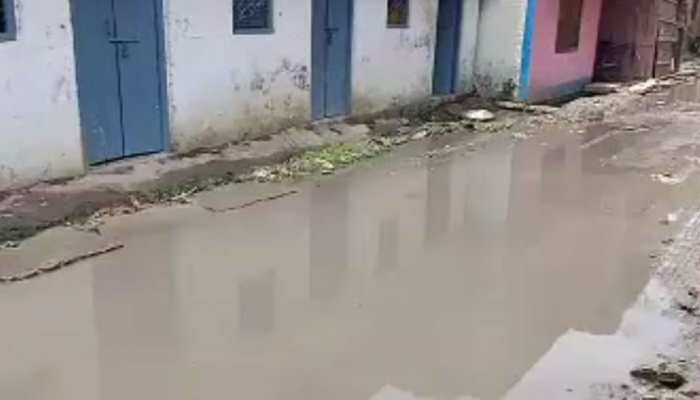 बिहार: बेगूसराय में गंगा नदीं का जल स्तर बढ़ने से कई घरों में घुसा पानी, टूटा गांव का संपर्क बिहार: बेगूसराय में गंगा नदीं का जल स्तर बढ़ने से कई घरों में घुसा पानी, टूटा गांव का संपर्क