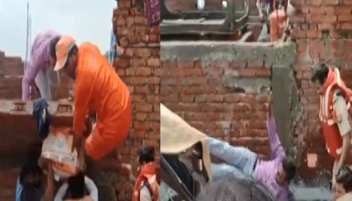 VIDEO: वाराणसी में बाढ़ पीड़ितों को राहत सामग्री बांट रहे थे DM, दीवार समेत गिरकर हुए घायल VIDEO: वाराणसी में बाढ़ पीड़ितों को राहत सामग्री बांट रहे थे DM, दीवार समेत गिरकर हुए घायल