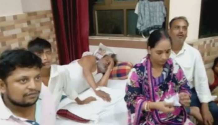 भागलपुर: होटल में पानी मांगने पर मिली एसिड की बोतल, पीते ही बिगड़ी बच्चे की तबियत भागलपुर: होटल में पानी मांगने पर मिली एसिड की बोतल, पीते ही बिगड़ी बच्चे की तबियत