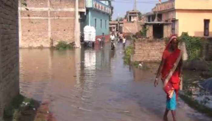 मुंगेर: गंगा का जलस्तर बढ़ने से जनजीवन अस्त-व्यस्त, दर्जनों गांवों का संपर्क टूटा मुंगेर: गंगा का जलस्तर बढ़ने से जनजीवन अस्त-व्यस्त, दर्जनों गांवों का संपर्क टूटा