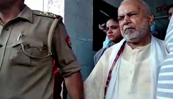 सामान्य कैदी की तरह जेल में बीती चिन्मयानंद की रात, पीड़ित छात्रा पर भी गिरफ्तारी की तलवार सामान्य कैदी की तरह जेल में बीती चिन्मयानंद की रात, पीड़ित छात्रा पर भी गिरफ्तारी की तलवार