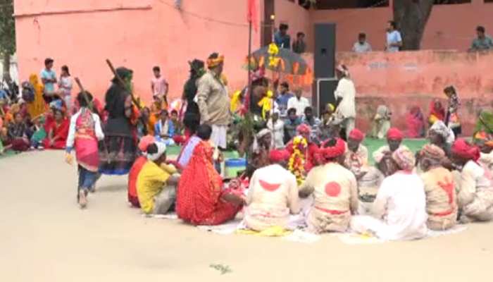 उदयपुर में गवरी नृत्य के माध्यम से आदिवासी समुदाय दे रहा पर्यावरण संरक्षण का संदेश उदयपुर में गवरी नृत्य के माध्यम से आदिवासी समुदाय दे रहा पर्यावरण संरक्षण का संदेश