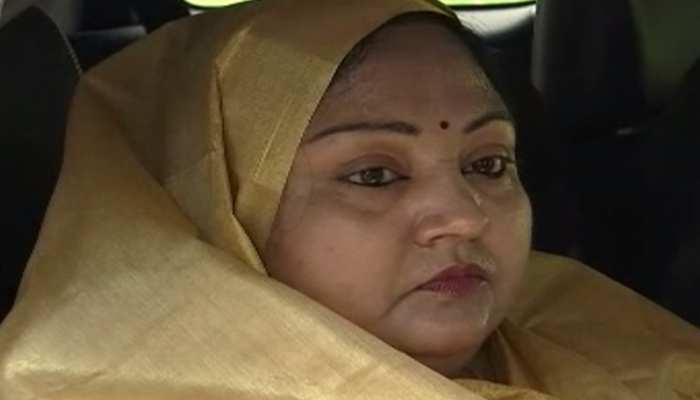 बिहार: राज्यपाल फागू चौहान से मिलीं अनंत सिंह की पत्नी, न्याय की लगाई गुहार बिहार: राज्यपाल फागू चौहान से मिलीं अनंत सिंह की पत्नी, न्याय की लगाई गुहार