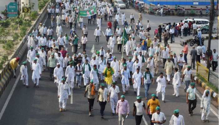 सड़क पर उतरे अन्नदाताओं की सरकार ने मानी 5 मांगें सड़क पर उतरे अन्नदाताओं की सरकार ने मानी 5 मांगें