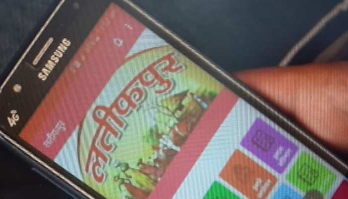 UP के इस गांव ने PM मोदी के 'डिजिटल सपने' को किया साकार, फोन में हर समस्या का हल UP के इस गांव ने PM मोदी के 'डिजिटल सपने' को किया साकार, फोन में हर समस्या का हल
