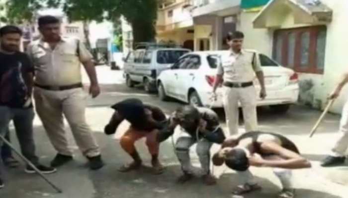 घर के बाहर खड़ी गाड़ियों में बदमाशों ने की थी तोड़-फोड़, पुलिस ने सरेआम निकाला जुलूस घर के बाहर खड़ी गाड़ियों में बदमाशों ने की थी तोड़-फोड़, पुलिस ने सरेआम निकाला जुलूस