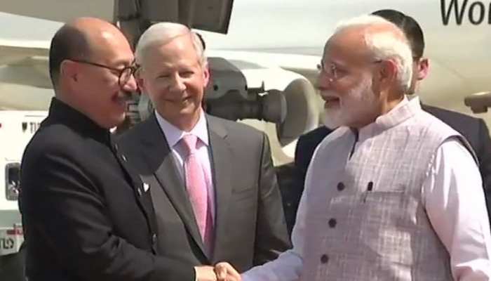7 दिन के दौरे पर अमेरिका के ह्यूस्टन पहुंचे पीएम मोदी, अमेरिकी अधिकारियों ने की अगवानी 7 दिन के दौरे पर अमेरिका के ह्यूस्टन पहुंचे पीएम मोदी, अमेरिकी अधिकारियों ने की अगवानी