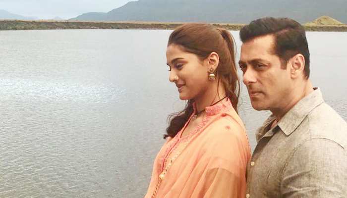 सामने आई 'दबंग 3' के सेट से सलमान खान और सई मांजरेकर की पहली तस्वीर सामने आई 'दबंग 3' के सेट से सलमान खान और सई मांजरेकर की पहली तस्वीर