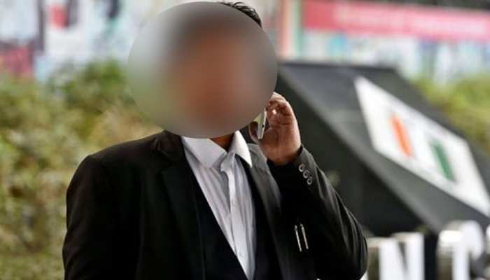 वकील के भेष में कोर्ट पहुंचा आरोपी, कर दी अपने ही केस की फाइल गायब, हुआ गिरफ्तार वकील के भेष में कोर्ट पहुंचा आरोपी, कर दी अपने ही केस की फाइल गायब, हुआ गिरफ्तार