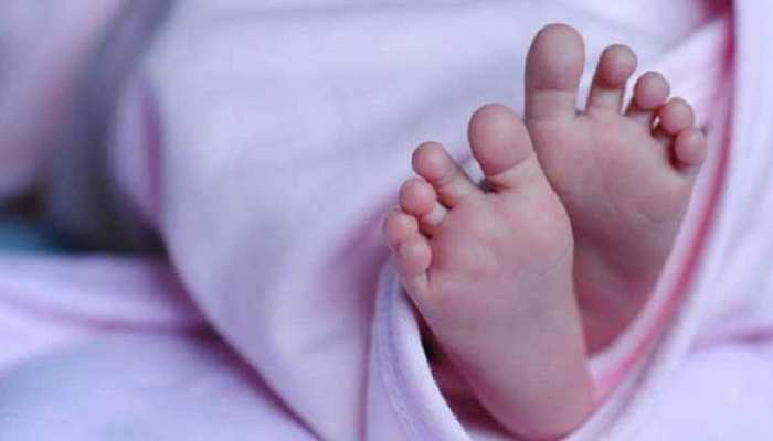 दंपति ने अपनी ही नवजात बच्चियों को तालाब में फेंका, हत्या की वजह जान रह जाएंगे हैरान दंपति ने अपनी ही नवजात बच्चियों को तालाब में फेंका, हत्या की वजह जान रह जाएंगे हैरान