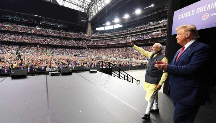Howdy Modi: डोनाल्ड ट्रंप के सामने PM मोदी ने कहा, 'डाटा है नया सोना' Howdy Modi: डोनाल्ड ट्रंप के सामने PM मोदी ने कहा, 'डाटा है नया सोना'