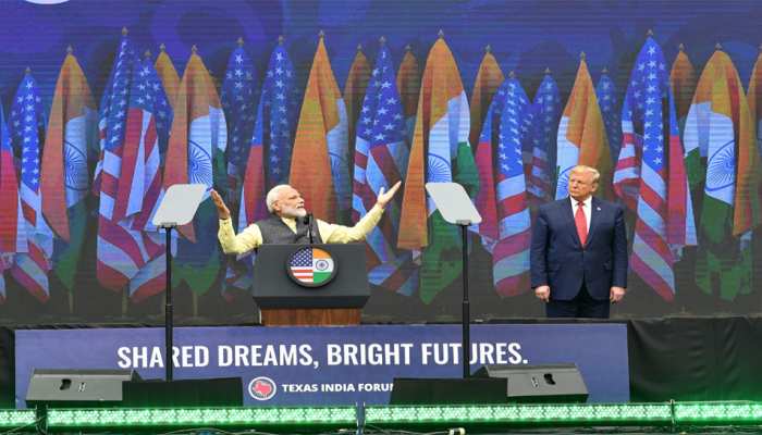 Howdy Modi: PM मोदी ने सुनाई कविता, 'वो जो मुश्किलों का अंबार है, वही मेरे हौसलों की मीनार है' Howdy Modi: PM मोदी ने सुनाई कविता, 'वो जो मुश्किलों का अंबार है, वही मेरे हौसलों की मीनार है'