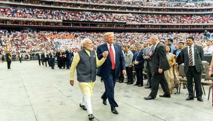 Howdy Modi: जब डोनाल्ड ट्रंप ने सुनाए वे '3 शब्द' जिनसे शुरू होते हैं भारत और अमेरिका के संविधान Howdy Modi: जब डोनाल्ड ट्रंप ने सुनाए वे '3 शब्द' जिनसे शुरू होते हैं भारत और अमेरिका के संविधान