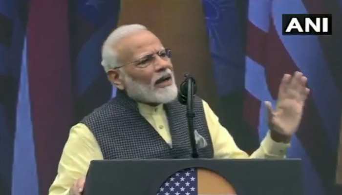 VIDEO: अमेरिका ने पूछा 'Howdy Modi', पीएम मोदी ने कहा, 'मजामा छे, सोब खूब भालो' VIDEO: अमेरिका ने पूछा 'Howdy Modi', पीएम मोदी ने कहा, 'मजामा छे, सोब खूब भालो'