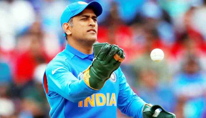 नवंबर तक क्रिकेट से दूर रहेंगे धोनी, विजय हजारे ट्रॉफी में भी नहीं खेलेंगे नवंबर तक क्रिकेट से दूर रहेंगे धोनी, विजय हजारे ट्रॉफी में भी नहीं खेलेंगे