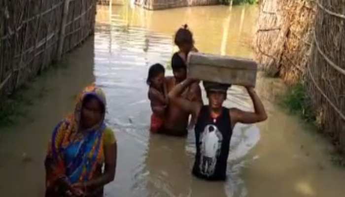 बिहार: मधेपुरा में बाढ़ की स्थिति, उदाकिशुनगंज के 11 पंचायत हुए जलमग्न बिहार: मधेपुरा में बाढ़ की स्थिति, उदाकिशुनगंज के 11 पंचायत हुए जलमग्न