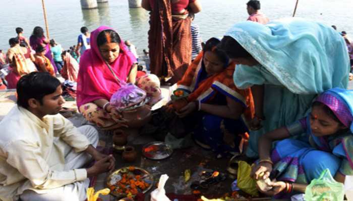 UP: यहां केवल महिलाएं ही करती हैं पितरों का पिंडदान, पुरुषों को नहीं है इजाजत UP: यहां केवल महिलाएं ही करती हैं पितरों का पिंडदान, पुरुषों को नहीं है इजाजत