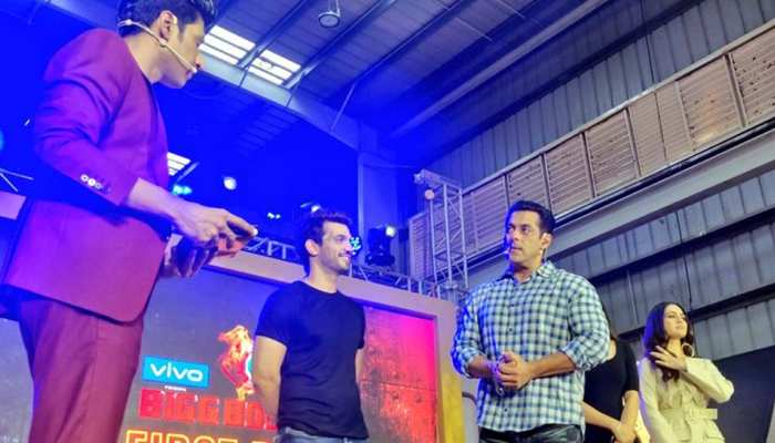 Viral Video: BIGG BOSS के लॉन्च इवेंट में भड़के सलमान खान, बोले 'मुझे बैन कर दो' Viral Video: BIGG BOSS के लॉन्च इवेंट में भड़के सलमान खान, बोले 'मुझे बैन कर दो'
