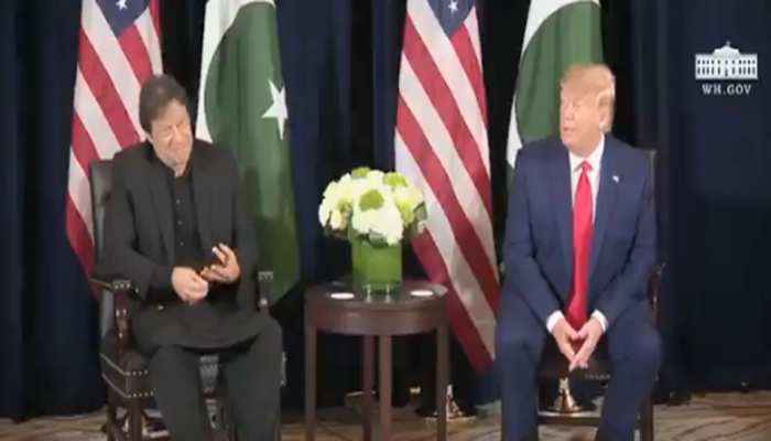 कश्मीर पर PAK पत्रकार का एक सवाल और ट्रंप का करारा जवाब, जिससे इमरान और पाक शर्मिंदा हो गए कश्मीर पर PAK पत्रकार का एक सवाल और ट्रंप का करारा जवाब, जिससे इमरान और पाक शर्मिंदा हो गए