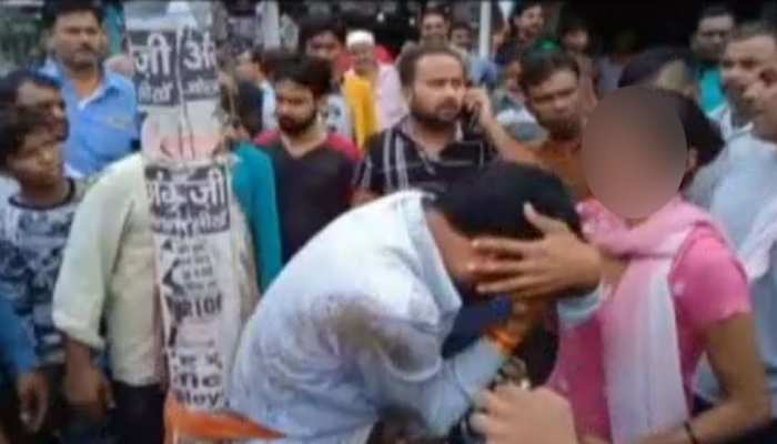बीच सड़क पर हाईवोल्टेज ड्रामा, पत्नी ने पति को खंभे से बांधकर पीटा बीच सड़क पर हाईवोल्टेज ड्रामा, पत्नी ने पति को खंभे से बांधकर पीटा