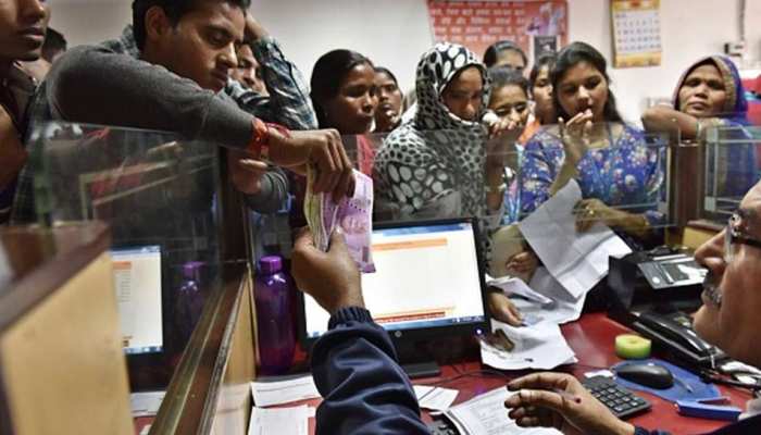 इस बैंक के व्यापारिक लेनदेन पर RBI ने लगाया बैन, खाताधारक 1000₹ से ज्यादा नहीं निकाल सकेंगे इस बैंक के व्यापारिक लेनदेन पर RBI ने लगाया बैन, खाताधारक 1000₹ से ज्यादा नहीं निकाल सकेंगे