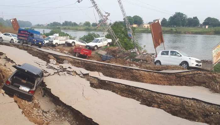 पाकिस्तान में भूकंप से भारी तबाही, गाड़ियां उलट गईं, सड़कें फट गईं; दहलाने वाली हैं तस्वीरें पाकिस्तान में भूकंप से भारी तबाही, गाड़ियां उलट गईं, सड़कें फट गईं; दहलाने वाली हैं तस्वीरें