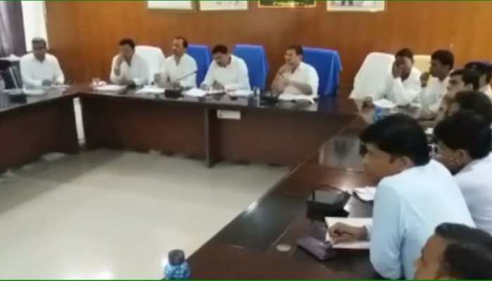 प्रतापगढ़: प्रभारी मंत्री ने की बैठक, मौसमी बीमारियों के रोकथाम के लिए दिए निर्देश प्रतापगढ़: प्रभारी मंत्री ने की बैठक, मौसमी बीमारियों के रोकथाम के लिए दिए निर्देश