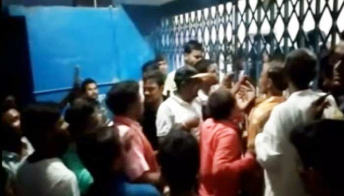 बिहार: बैंक मैनेजर ने की ग्राहक की पिटाई, आक्रोशित ग्रामीणों ने बैंक कर्मियों को बनाया बंधक बिहार: बैंक मैनेजर ने की ग्राहक की पिटाई, आक्रोशित ग्रामीणों ने बैंक कर्मियों को बनाया बंधक