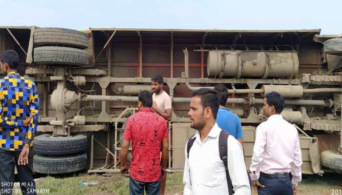 मथुरा: श्रद्धालुओं से भरी बस अनियंत्रित होकर पलटी, 25 से ज्यादा घायल मथुरा: श्रद्धालुओं से भरी बस अनियंत्रित होकर पलटी, 25 से ज्यादा घायल