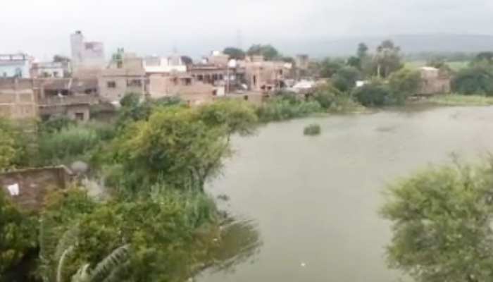 मुंगेर: गंगा के बढ़े जलस्तर से 6 प्रखंड के कई पंचायत प्रभावित, घरों में घुसा पानी मुंगेर: गंगा के बढ़े जलस्तर से 6 प्रखंड के कई पंचायत प्रभावित, घरों में घुसा पानी