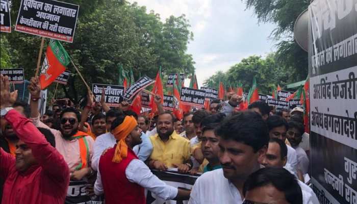 NRC पर सियासी घमासान! सीएम केजरीवाल के घर के बाहर बीजेपी का प्रदर्शन NRC पर सियासी घमासान! सीएम केजरीवाल के घर के बाहर बीजेपी का प्रदर्शन