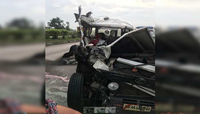 उदयपुर: चित्तौड़गढ़-उदयपुर नेशनल हाईवे पर सड़क हादसे में 2 की मौत, 3 घायल उदयपुर: चित्तौड़गढ़-उदयपुर नेशनल हाईवे पर सड़क हादसे में 2 की मौत, 3 घायल