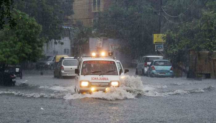 भारी बारिश से UP के कई जिले बेहाल, किसानों की फसलें चौपट, स्कूलों को किया गया बंद भारी बारिश से UP के कई जिले बेहाल, किसानों की फसलें चौपट, स्कूलों को किया गया बंद