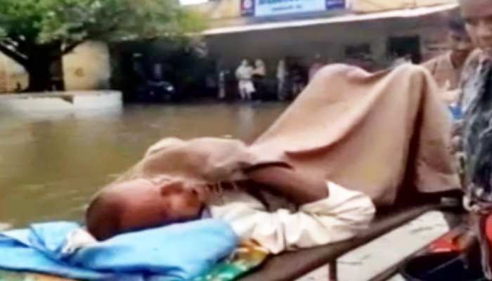 बिहार: बारिश से खुली दरभंगा नगर निगम की पोल, DMCH भी हुआ पानी-पानी बिहार: बारिश से खुली दरभंगा नगर निगम की पोल, DMCH भी हुआ पानी-पानी