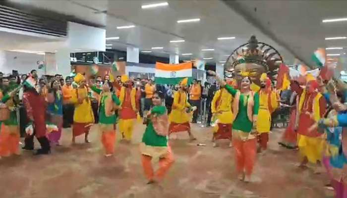 VIDEO: दिल्ली-टोरंटो के लिए नई फ्लाइट की खुशी, एयर इंडिया स्टाफ ने किया 'बल्ले-बल्ले' VIDEO: दिल्ली-टोरंटो के लिए नई फ्लाइट की खुशी, एयर इंडिया स्टाफ ने किया 'बल्ले-बल्ले'