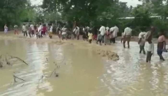मुंगेर: राहत सामग्री नहीं मिलने से आक्रोशित बाढ़ पीड़ितों ने किया हंगामा, पुलिस के साथ हुई हाथापाई मुंगेर: राहत सामग्री नहीं मिलने से आक्रोशित बाढ़ पीड़ितों ने किया हंगामा, पुलिस के साथ हुई हाथापाई