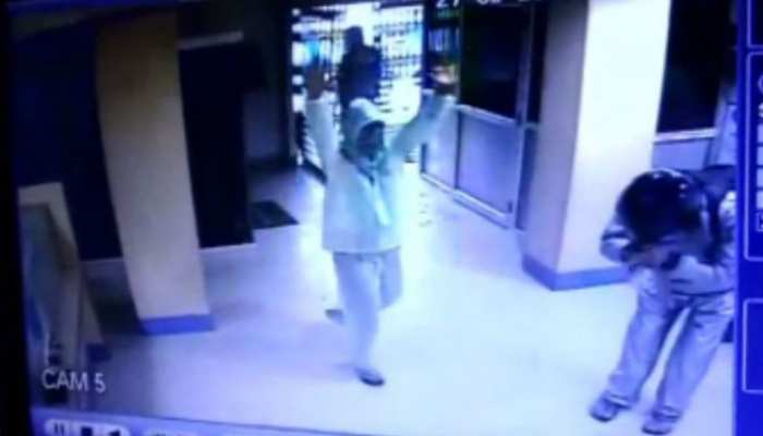 मुजफ्फरपुर में बेखौफ अपराधी, बैंक लूटने के बाद कुछ इस तरह चीयर करते हुए निकले लुटेरे मुजफ्फरपुर में बेखौफ अपराधी, बैंक लूटने के बाद कुछ इस तरह चीयर करते हुए निकले लुटेरे