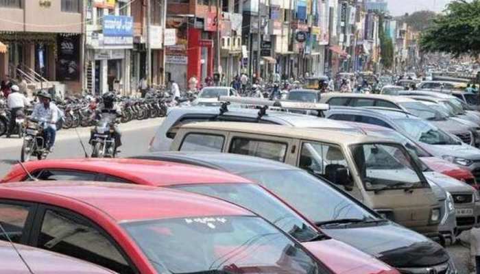 दिल्ली: आप भी फुटपाथ पर गाड़ी पार्क करते हैं तो हो जाइए सावधान, सरकार लगाने जा रही है पाबंदी दिल्ली: आप भी फुटपाथ पर गाड़ी पार्क करते हैं तो हो जाइए सावधान, सरकार लगाने जा रही है पाबंदी