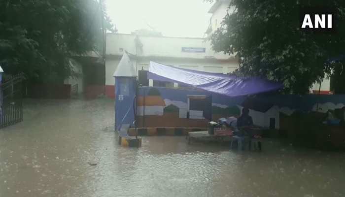 UP: 18 जिलों में अगले 48 घंटों में भारी बारिश का अलर्ट, प्राकृतिक आपदा में 44 से ज्यादा लोगों की मौत UP: 18 जिलों में अगले 48 घंटों में भारी बारिश का अलर्ट, प्राकृतिक आपदा में 44 से ज्यादा लोगों की मौत