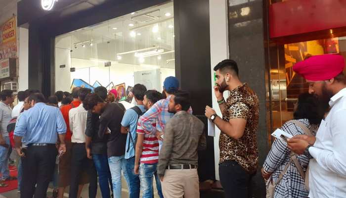 iPhone 11 की दीवानगी, डिलीवरी के लिए दोपहर से ही लाइन में लगे लोग iPhone 11 की दीवानगी, डिलीवरी के लिए दोपहर से ही लाइन में लगे लोग