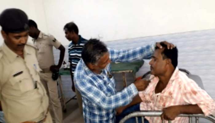 बिहार: नशे की हालत में स्कूल पहुंचा शिक्षक, ग्रामीणों ने की जमकर धुनाई बिहार: नशे की हालत में स्कूल पहुंचा शिक्षक, ग्रामीणों ने की जमकर धुनाई