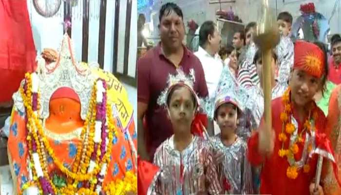 शारदीय नवरात्रः विश्व प्रसिद्ध लंगूर मेला प्रारंभ, मन्नत पूरी होने पर भक्त बेटे को बनाकर लाते हैं लंगूर शारदीय नवरात्रः विश्व प्रसिद्ध लंगूर मेला प्रारंभ, मन्नत पूरी होने पर भक्त बेटे को बनाकर लाते हैं लंगूर