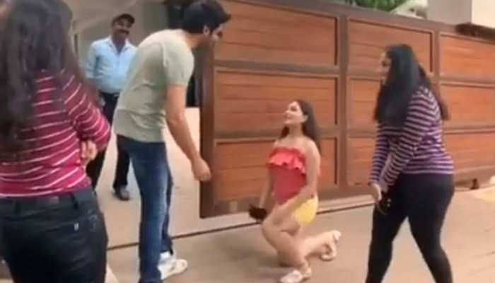 VIDEO: घुटने पर बैठकर लड़की ने किया कार्तिक आर्यन को प्रपोज, देखें फिर क्या हुआ VIDEO: घुटने पर बैठकर लड़की ने किया कार्तिक आर्यन को प्रपोज, देखें फिर क्या हुआ