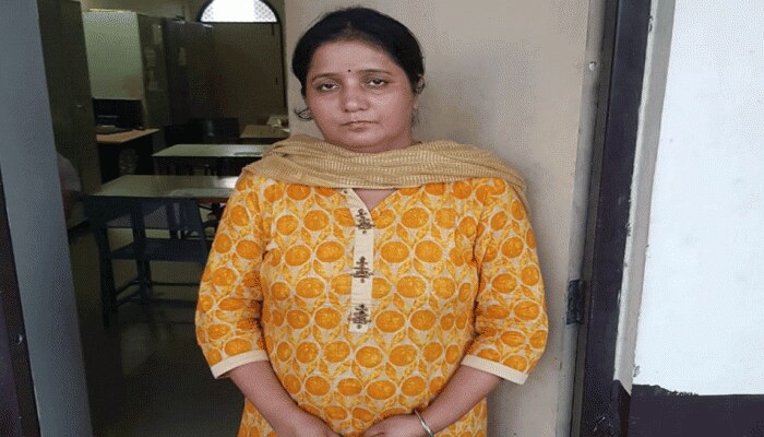 शाहबेरी मामला: अवैध फ्लैट बनाने वालों पर प्रशासन का चाबुक, महिला बिल्डर हुई गिरफ्तार शाहबेरी मामला: अवैध फ्लैट बनाने वालों पर प्रशासन का चाबुक, महिला बिल्डर हुई गिरफ्तार