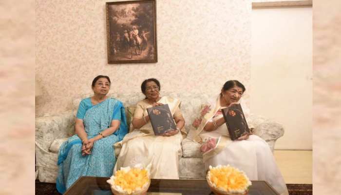 लता मंगेशकर को 90वीं वर्षगांठ पर मिला बेहतरीन तोहफा, बहन ने लिखी उन पर 'दीदी और मैं' किताब लता मंगेशकर को 90वीं वर्षगांठ पर मिला बेहतरीन तोहफा, बहन ने लिखी उन पर 'दीदी और मैं' किताब
